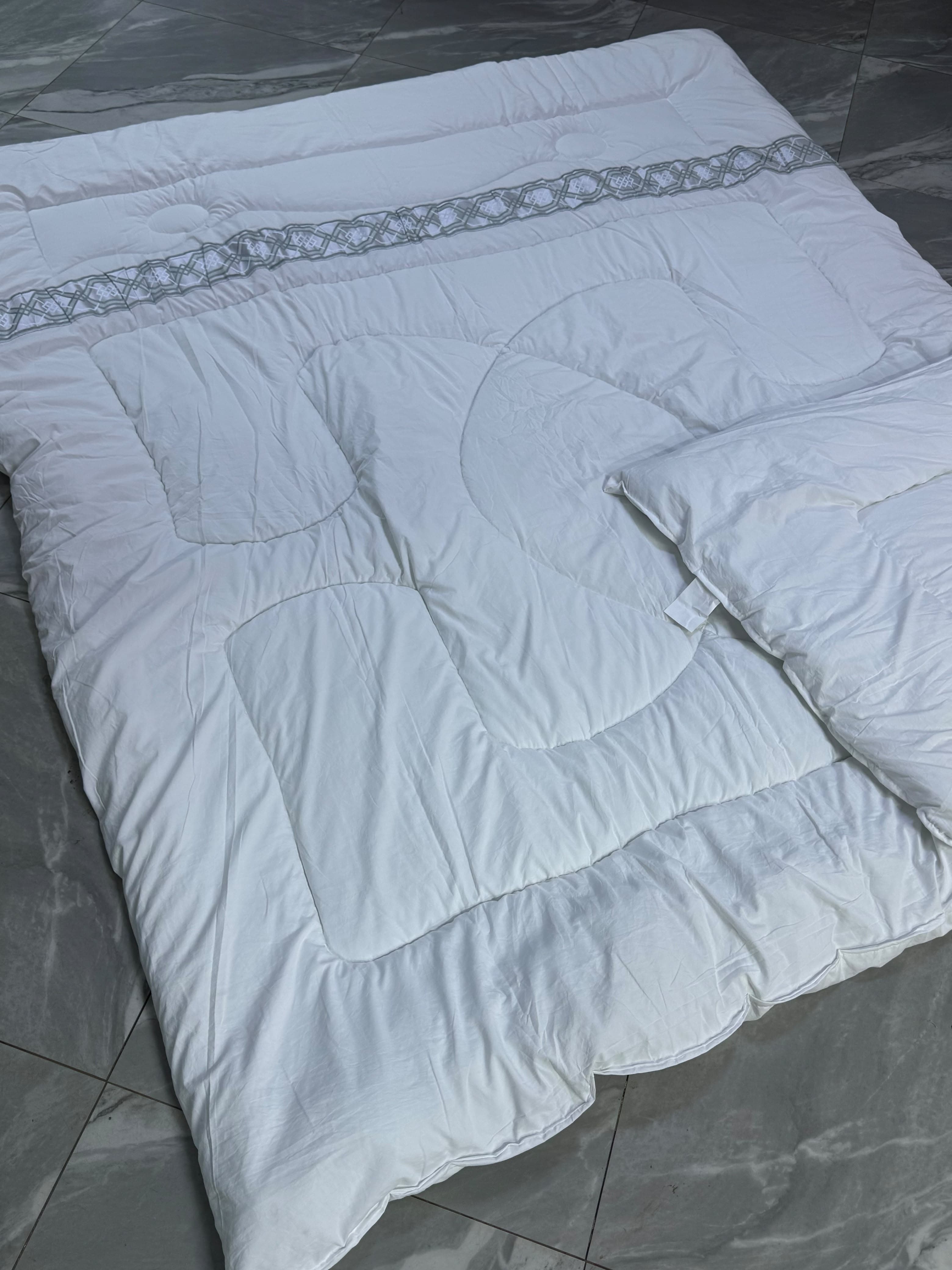 Fancy duvet with elegant lace trim edges